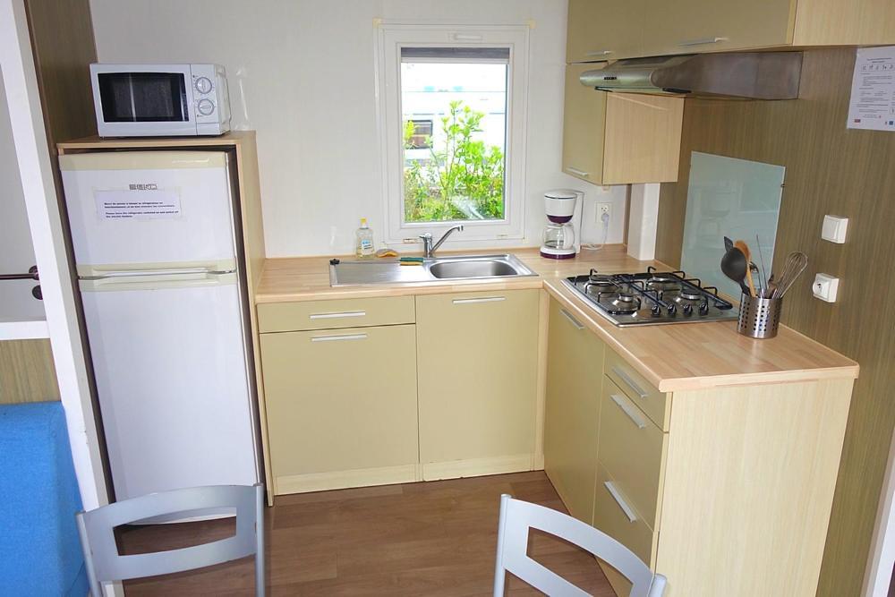 Camping De La Cote Des Legendes Brignogan-Plages Zimmer foto